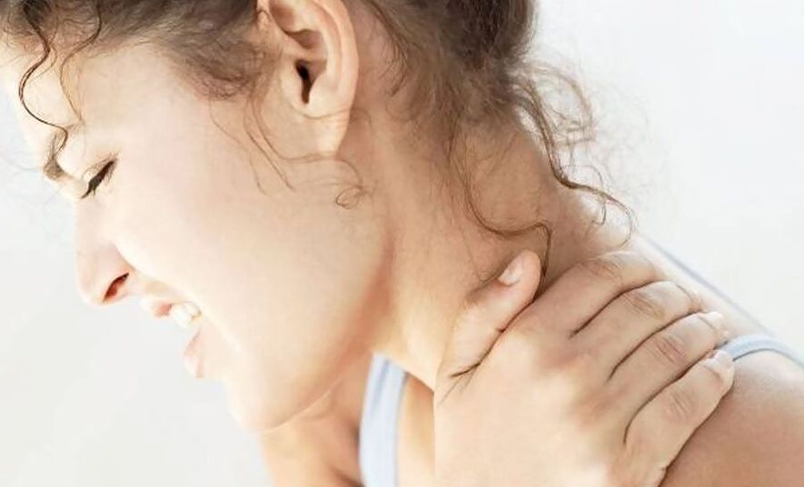 A osteocondrose cervical vai acompañada de dor ou dor aguda no pescozo